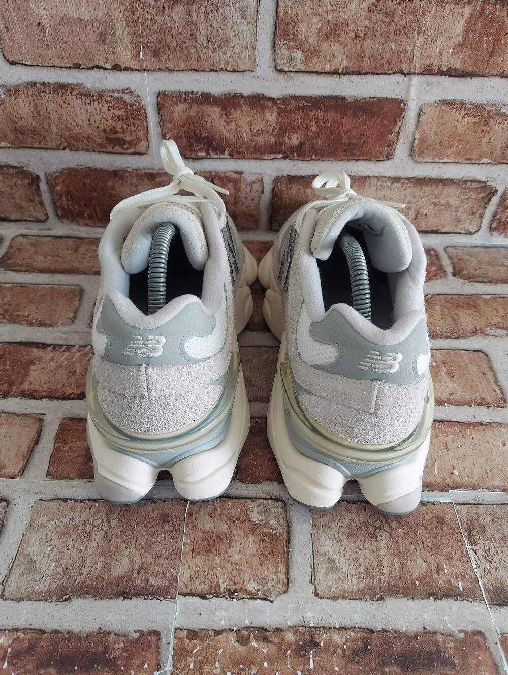 Pre-owned New Balance 9060 - Picture 5 of 13